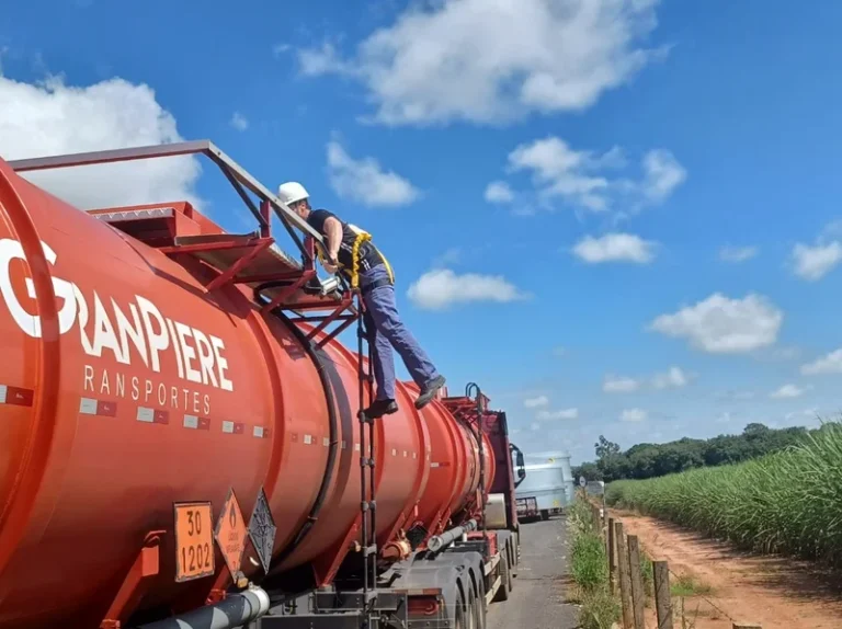 Ipem-SP fiscaliza veículos que transportam produtos perigosos e cronotacógrafos na rodovia Euclides da Cunha, em Bálsamo