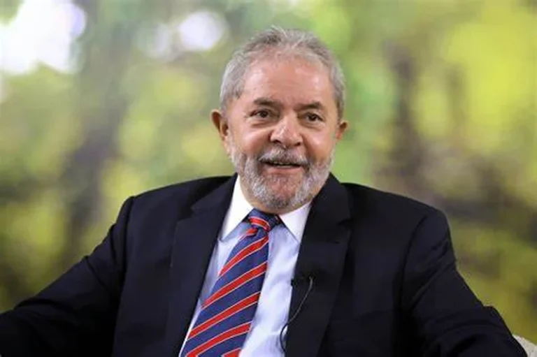 Lula exalta carro bioelétrico e fala em ‘virada’ na indústria automotiva após reunião com o setor