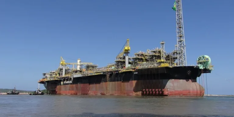 Petrobras questiona na Justiça leilão de terminal no Porto de Santos