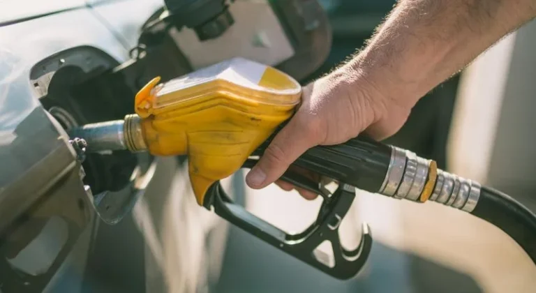 Com alta do dólar, defasagem no preço da gasolina e do diesel já chega a quase 10%