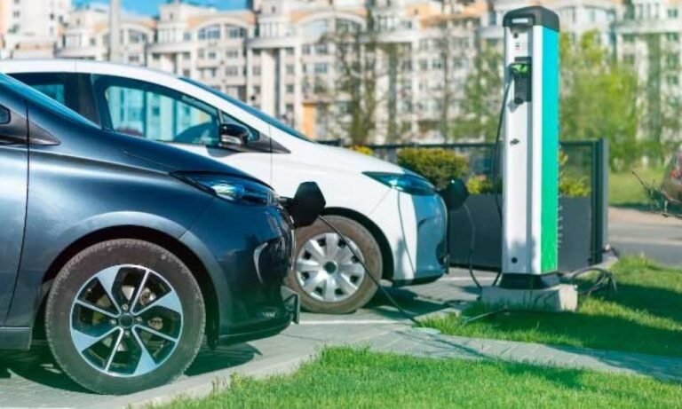 Carro híbrido, aposta do Brasil para descarbonizar transporte, ganha força com dúvidas nos elétricos