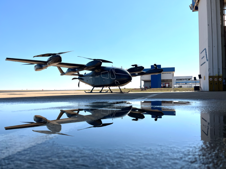 Eve, da Embraer, lança primeiro protótipo em escala real do seu ‘carro voador’