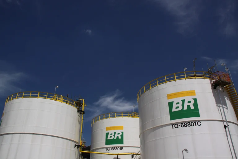 Gasolina vai subir? Petrobras deve continuar segurando volatilidade