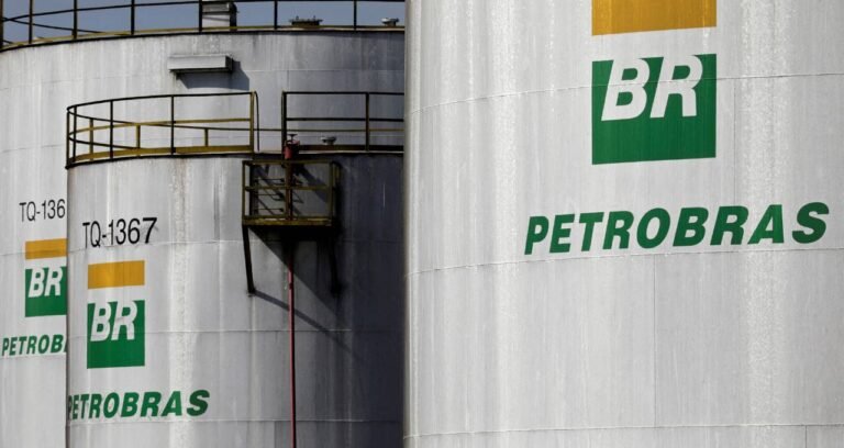 Defasagem no preço da gasolina praticado pela Petrobras já chega a 19%