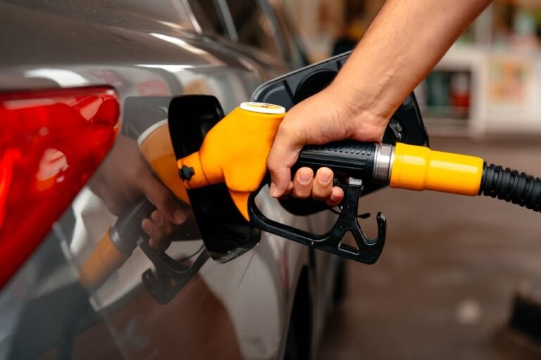 Alta do dólar deixará a gasolina mais cara? Entenda qual pode ser o novo preço