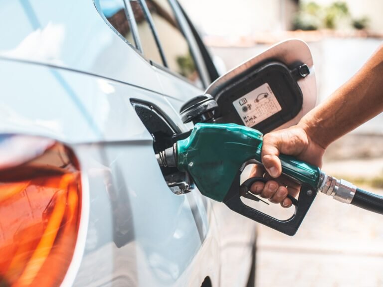 Preço da gasolina comum sobe em média R$ 0,15 em dois dias, após reajuste
