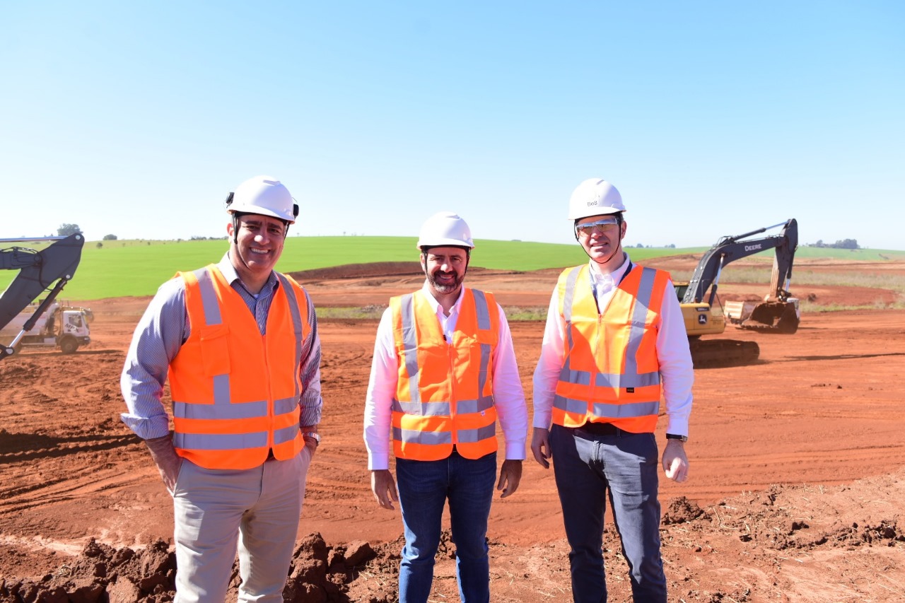 Foto: Divulgação Da esquerda para a direita, Tulio Abi-Saber, Vice-Presidente Financeiro, Erasmo Carlos Battistella, Presidente, e Leandro Luiz Zat, Vice-Presidente de Operações