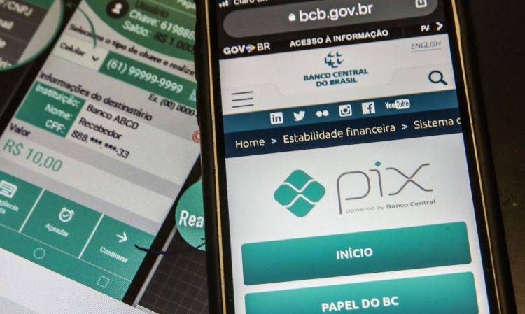 Liberado pelo BC, Pix por aproximação deve concorrer com cartões de crédito