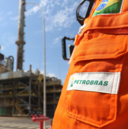 Petrobras resiste a baixar preço do combustível mesmo com petróleo desvalorizado