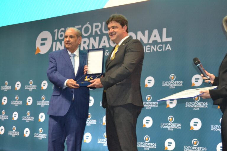 Presidente da CNC recebe a primeira Medalha Monteiro Lobato