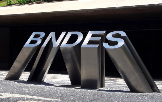 BNDES financia primeiro projeto para produzir combustível limpo de aviões em escala