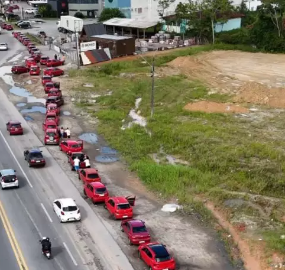 Distribuição de gasolina grátis para carros vermelhos gera filas em Palhoça