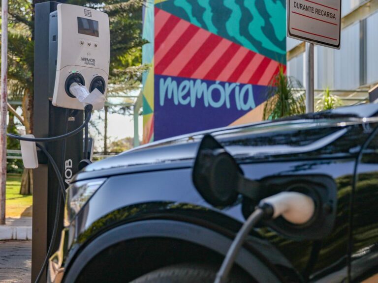 Carros elétricos crescem no Brasil, mas esbarram em falta de recarga