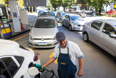 Dólar caro pressiona preços dos combustíveis, mas Petrobras deve esperar para definir reajustes