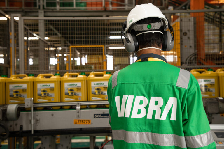 Vibra dobra capacidade da fábrica de lubrificantes  e inicia operação comercial