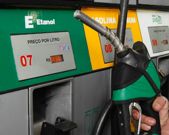 Percentual maior de etanol pode baratear gasolina, mas consumo de combustível deve subir