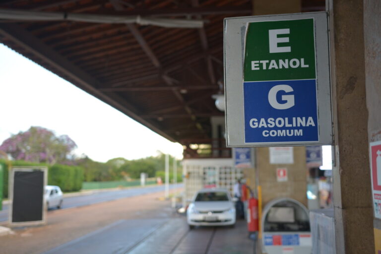 Gasolina e etanol iniciam 2025 com preço em alta puxada por dólar, mostra IPTL