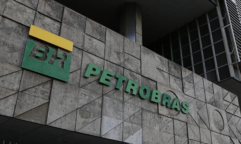 Petrobras é cobrada sobre defasagem, e Lula deve encarar crise dos combustíveis