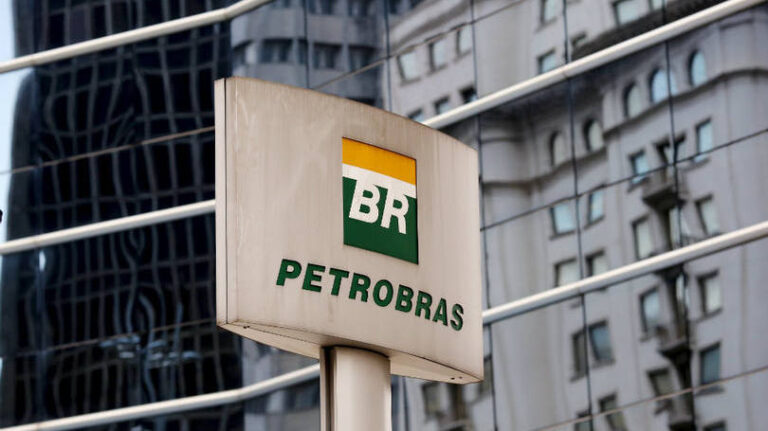 Defasagem de preços aumenta pressão para que Petrobras reajuste combustíveis