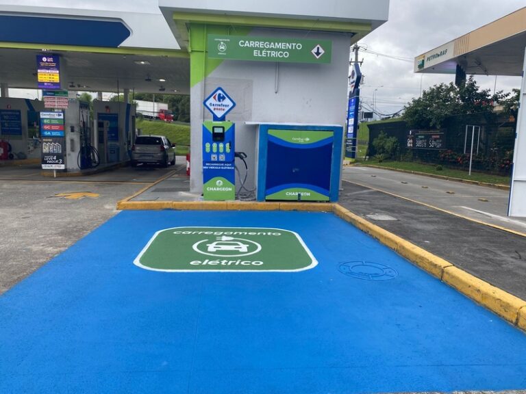 Carrefour inaugura primeiro carregador para veículos elétricos