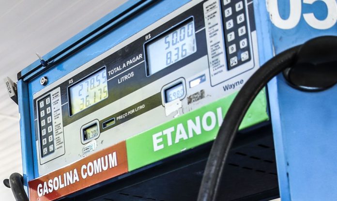 Combustíveis recuam em abril, mas seguem mais caros em 2025