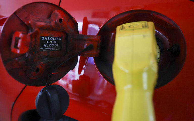 Gasolina cai apenas R$ 0,04 nos postos após reajuste de R$ 0,17 anunciado pela Petrobras