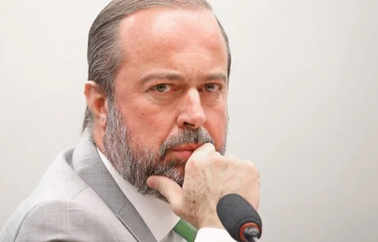 Mistura de etanol na gasolina pode subir de 27% para 30%, diz Silveira