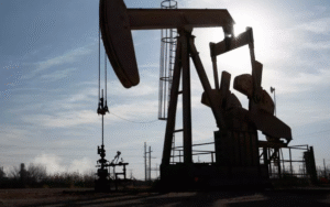 Petróleo fecha em alta de quase 3% com tensões no Mar Vermelho e corte na demanda