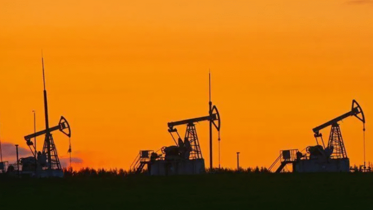 Petróleo fecha em queda com incerteza comercial