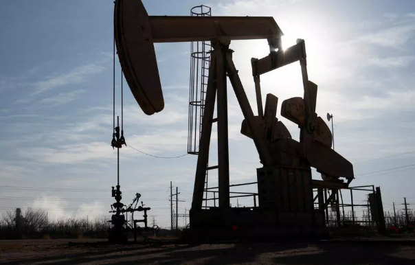 Petróleo fecha estável com demanda por gasolina, ataques no Mar Vermelho e tarifas