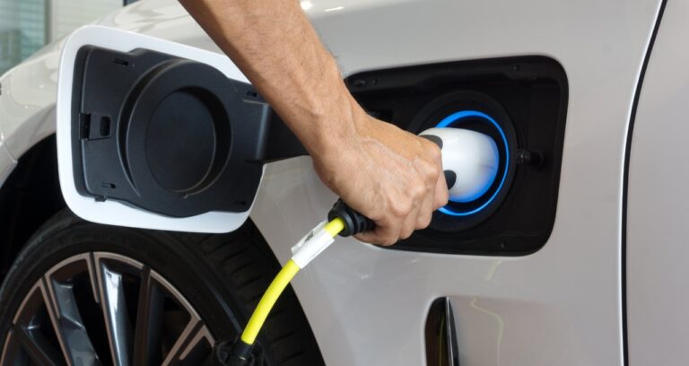 Carregamento de carro elétrico gera disputa entre Estados e municípios