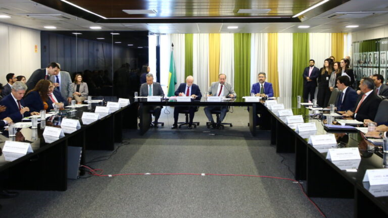 Governo oficializa aumento do etanol na gasolina e B15 a partir de 1º de agosto