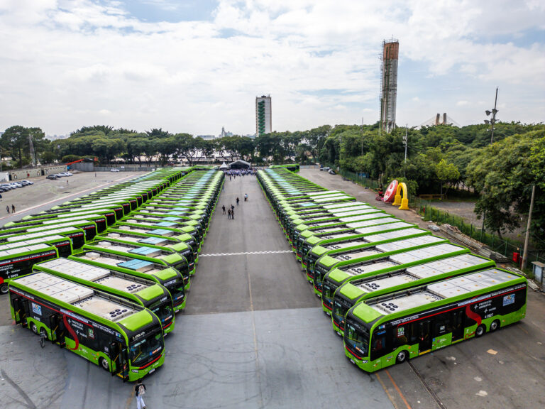 Ônibus elétricos têm forte crescimento no primeiro semestre de 2025