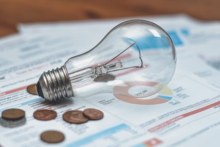 Conta de luz deve subir 6,3% em 2025, diz Aneel