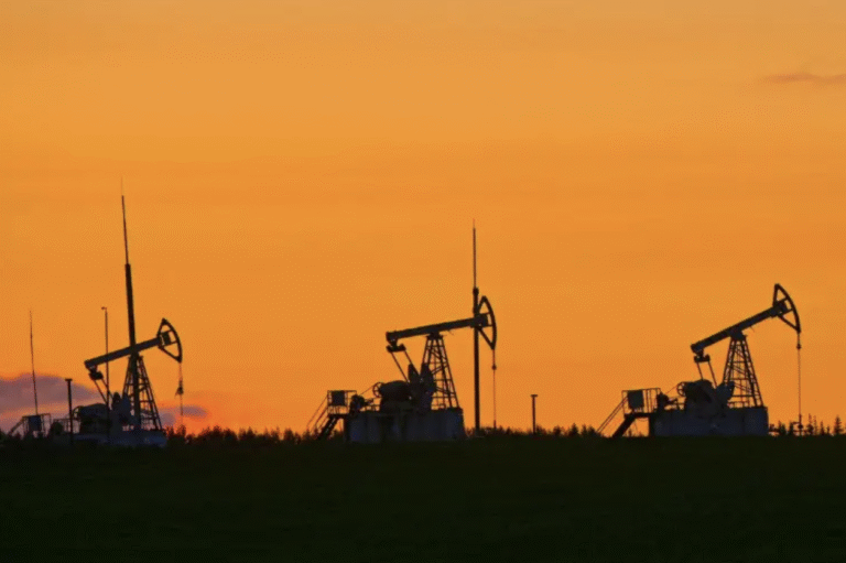 Petróleo fecha em queda com novas projeções e expectativa por encontro Trump-Putin