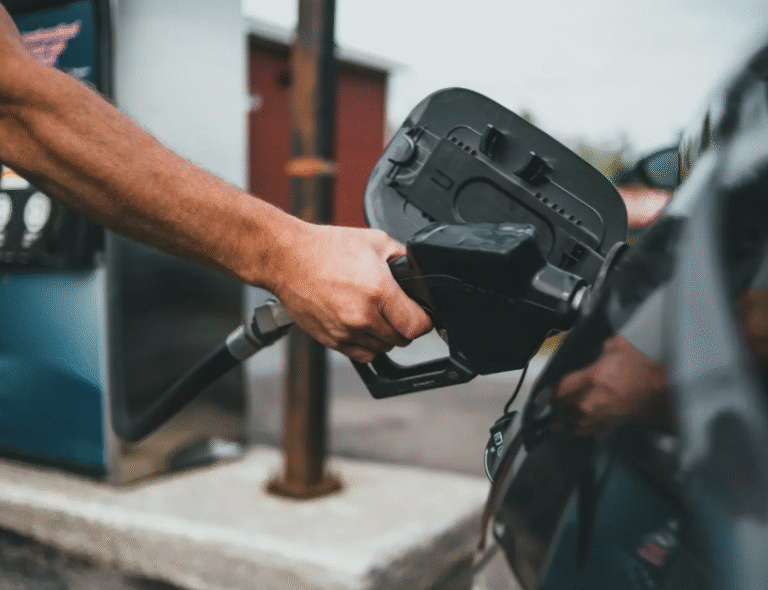ICMS em gasolina sobe R$ 0,10 por litro a partir de janeiro; em diesel, sobe R$ 0,05