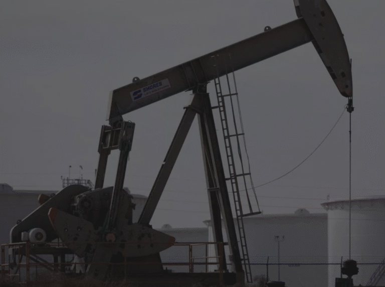 Petróleo fecha em alta enquanto investidores avaliam ataques a instalações de energia russas