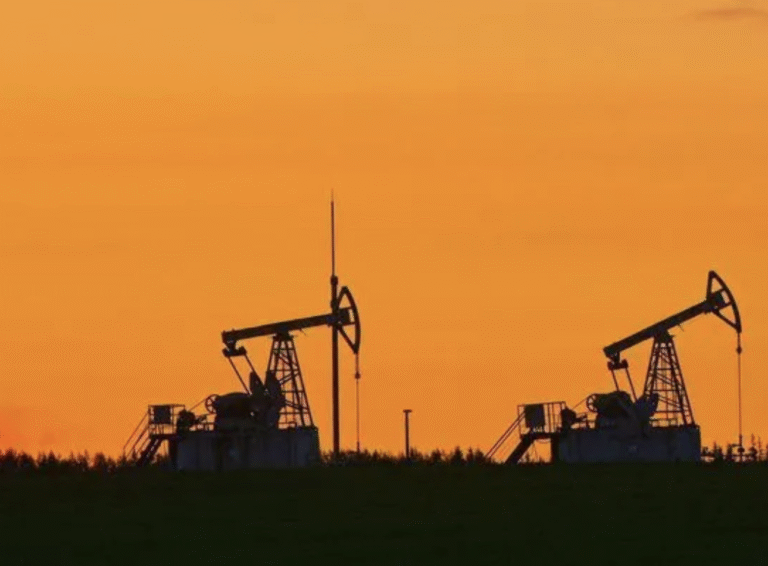 Petróleo sobe mais de 1% com ataques da Ucrânia a refinarias russas